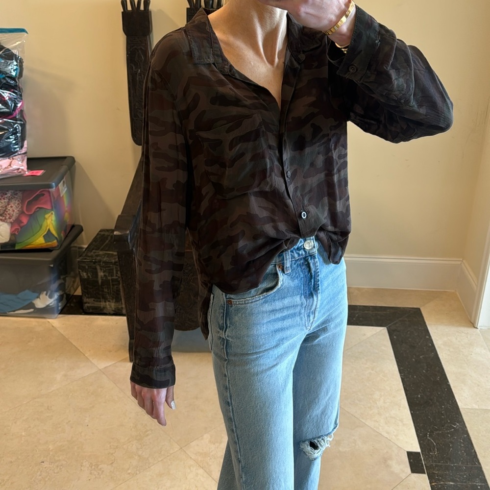 Bella Dahl size small camo button down
